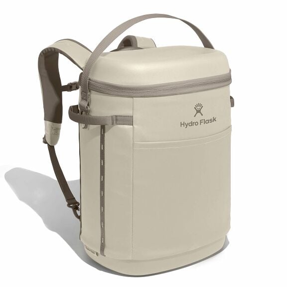 carryouttm-backpack-22-l-q2 18pco114-carryout-backpack-22l-oat-angled_1.jpg