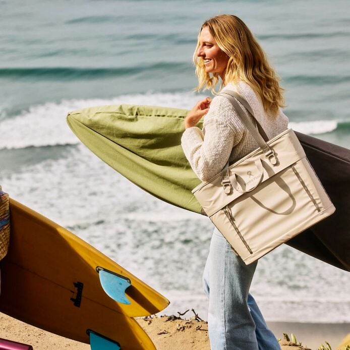 carryouttm-soft-cooler-tote-20-l-y2 hf_carryout_bouwer_d1_l1_torrey_pines_lifestyle_1142_1_1.jpg