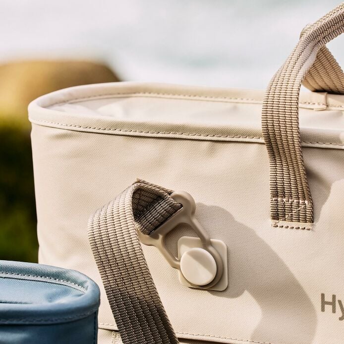 carryouttm-soft-cooler-tote-10-l-j4 hf_carryout_bouwer_d1_l1_torrey_pines_still_life_0123_4.jpg