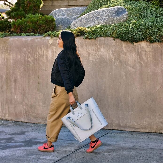 carryouttm-soft-cooler-tote-20-l-y2 hf_carryout_bouwer_d2_l1_stone_steps_0066_1.jpg