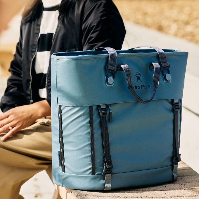 carryouttm-soft-cooler-tote-30-l-h4 hf_carryout_bouwer_d2_l2_parking_soccer_1930_1_1.jpg