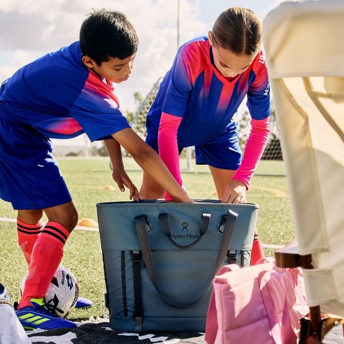 carryouttm-soft-cooler-tote-30-l-h4 hf_carryout_bouwer_d2_l2_parking_soccer_2454_1_1.jpg