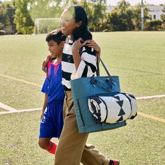 carryouttm-soft-cooler-tote-30-l-h4 hf_carryout_bouwer_d2_l2_parking_soccer_3406_1_1.jpg